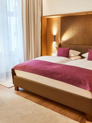 Gemütliches Hotelzimmer mit heller Atmosphäre und komfortablen Möbeln
