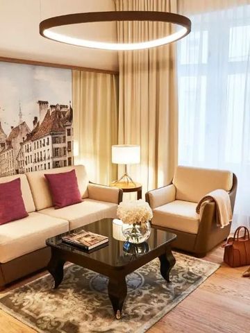 Gemütliche Sitzecke mit Sofa, Couchtisch und Dekoration