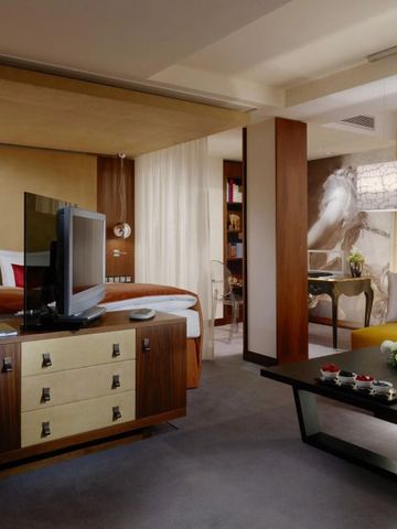 Modernes Hotelzimmer mit TV, Doppelbett und stilvollem Interieur