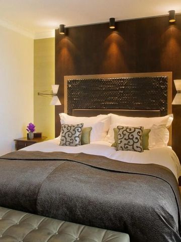 Elegantes Zimmer mit edlen Stoffen und Beleuchtung