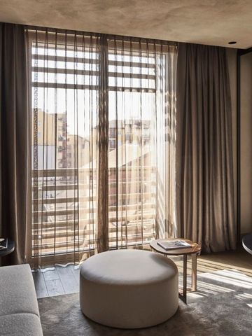 Lichtdurchflutetes Zimmer mit Balkonausblick.