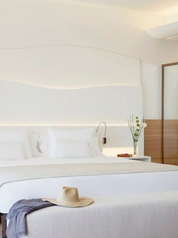Helles Schlafzimmer in neutralen Tönen mit modernem Design und moderner Beleuchtung