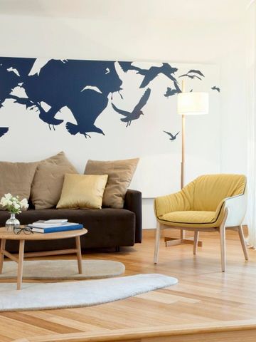 Helles Wohnzimmer einer Suite mit stilvoller Dekoration und modernen Möbeln