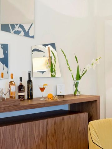 Moderner Barbereich in einem Zimmer mit Spirituosen und Cocktailzubehör