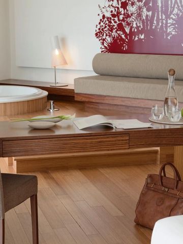 Suite mit integriertem Jacuzzi und edler Einrichtung