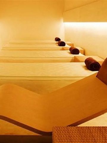 Gemütlicher Spa-Bereich mit Liegen in warmem Licht