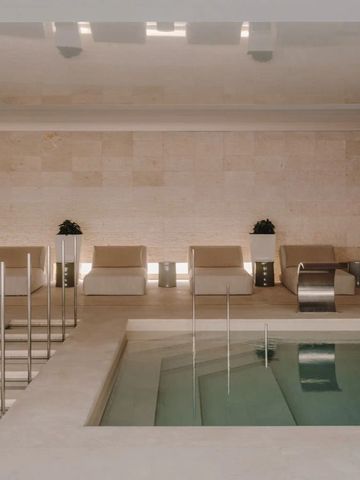 Modernes Becken im Wellnessbereich mit stilvollen Liegen