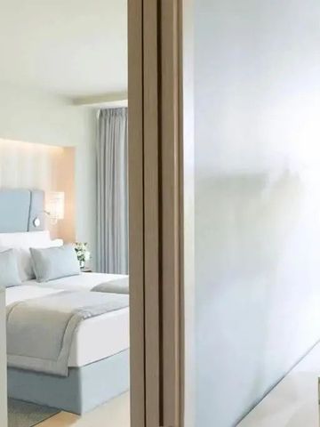 Blick in ein elegantes Hotelzimmer mit modernen Details und ruhiger Atmosphäre