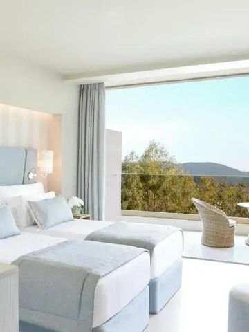 Helles Hotelzimmer mit Blick auf die Landschaft und stilvollen Akzenten