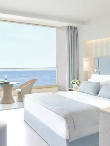 Helles Hotelzimmer mit direktem Meerblick und moderner Einrichtung