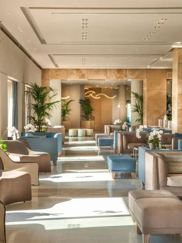 Helle und geräumige Lobby mit luxuriösen Möbeln und Pflanzen