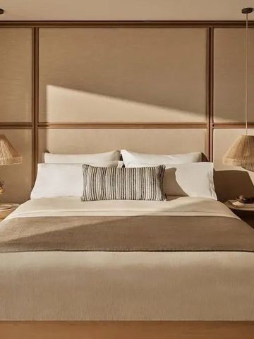 Geräumiges Schlafzimmer mit großem Bett und modernen Leuchten