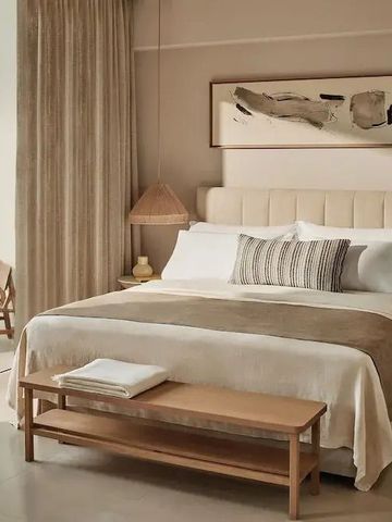 Schön eingerichtetes Schlafzimmer mit Kunstwerk und gemütlichem Ambiente