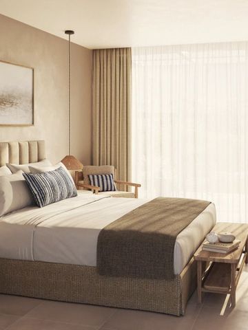 Elegantes Hotelzimmer mit großem Bett und natürlichem Licht.