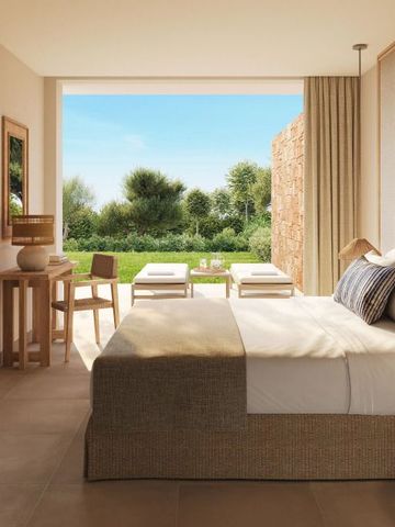 Luxus-Suite mit offenem Zugang zur Terrasse und Gartenblick.