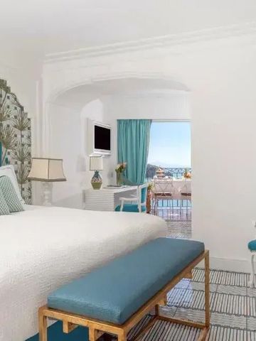 Geräumiges Zimmer mit Blick auf das Meer und geschmackvoller Einrichtung
