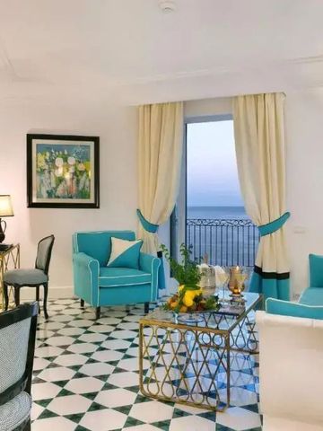 Stilvolles Wohnzimmer mit Balkon und Meeresblick