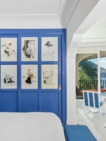 Zimmer mit blauer Wanddekoration und Meerblick