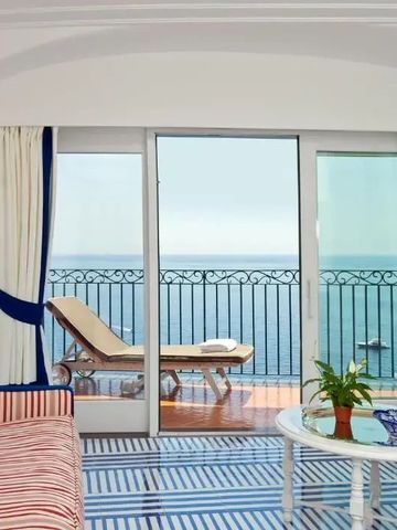 Wohnzimmer mit Balkon und Blick aufs Meer