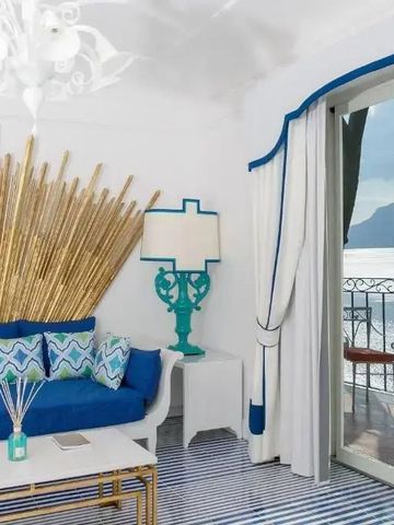 Luxuriöses Wohnzimmer mit einzigartiger Dekoration und Balkonblick