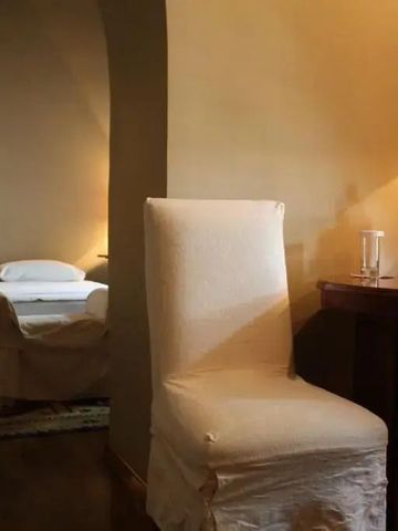 Elegantes Hotelzimmer mit separatem Sitzbereich und dezenter Beleuchtung