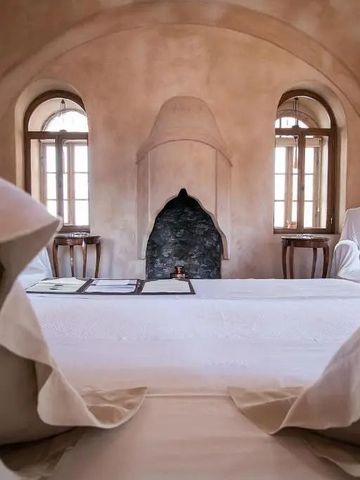 Luxuriöse Suite mit gewölbter Decke und historischen Fenstern