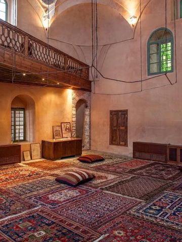 Traditioneller Raum mit Teppichen und Kissen im osmanischen Stil