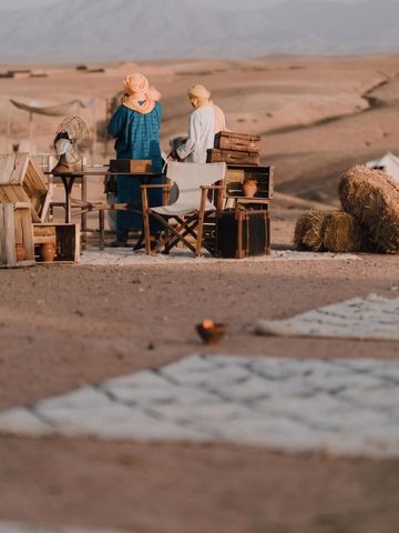 Traditionelle Einrichtung im Sand mit Menschen bei der Arbeit