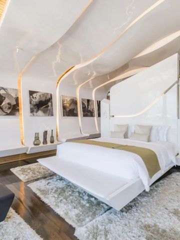 Modernes Hotelzimmer mit futuristischem Design und luxuriösem Bett