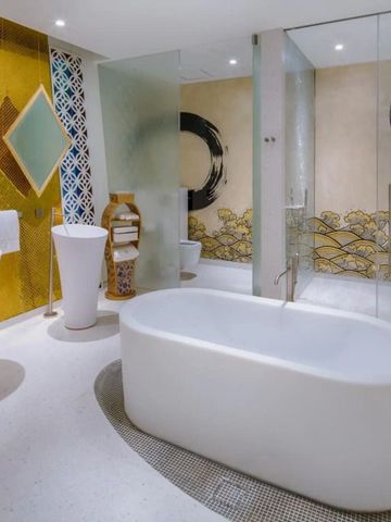 Designerbad mit einzigartiger Wandkunst und freistehender Badewanne