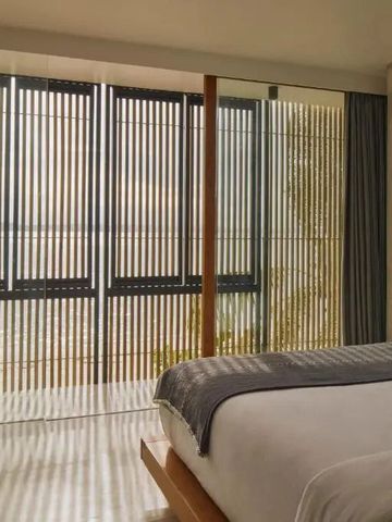 Modernes Schlafzimmer mit eleganter Verglasung und stilvollem Bett