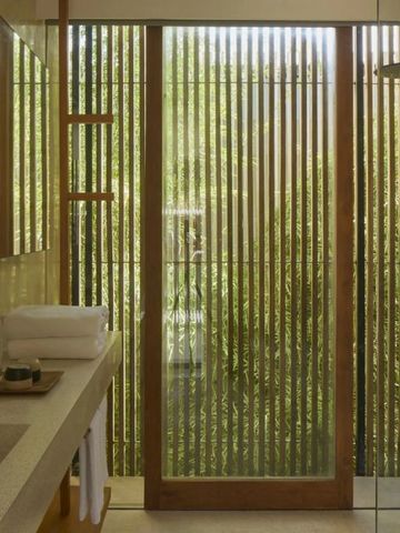 Modernes Badezimmer mit großen Glaswänden und natürlichem Licht