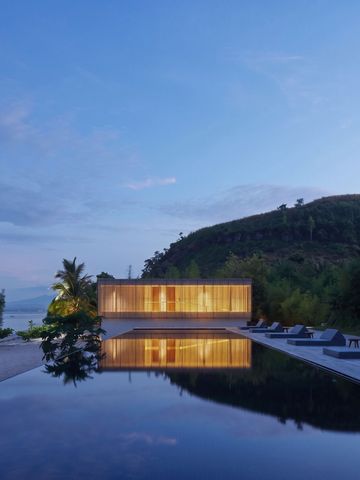 Infinity-Pool bei Sonnenuntergang mit Blick auf das Meer