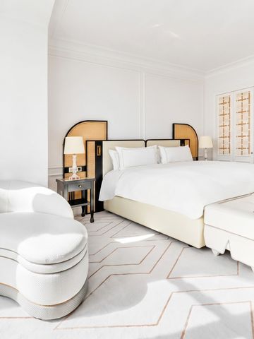 Helles Hotelzimmer mit modernem Design und geschmackvoller Einrichtung