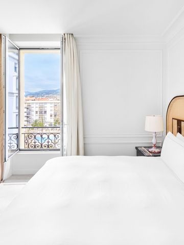 Zimmer mit offenem Fenster und Blick auf die umliegende Landschaft