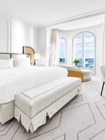 Geräumiges Zimmer mit Meerblick durch große Fenster