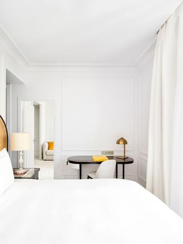Elegantes Hotelzimmer mit Arbeitsplatz und Tageslicht