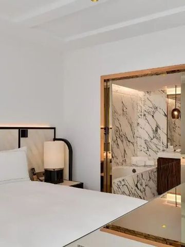 Elegantes Hotelzimmer mit Blick ins luxuriöse Marmorbad