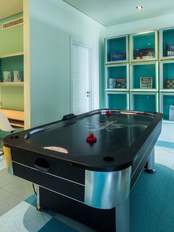 Spielraum mit Air-Hockey-Tisch und türkisfarbenen Wänden
