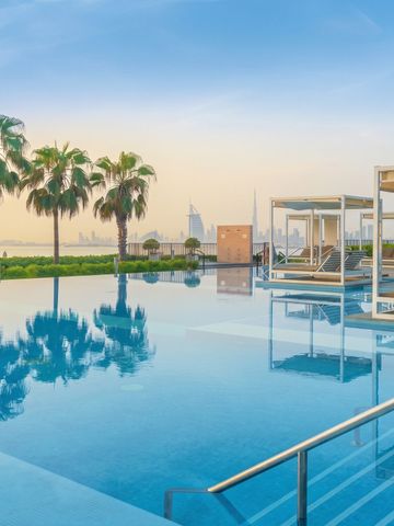 Infinity-Pool mit Palmen und Liegebetten im InterContinental Fujairah Resort