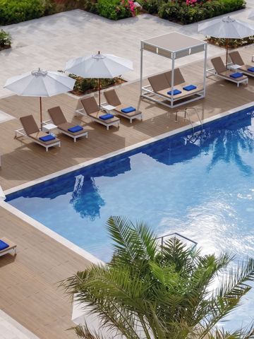 Luftaufnahme eines Pools mit Liegen und Sonnenschirmen im InterContinental Fujairah Resort