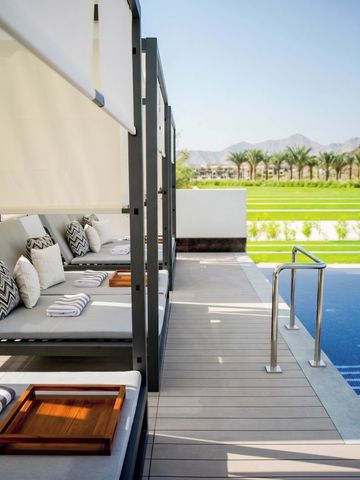 Private Lounge mit Poolblick und grüner Umgebung im InterContinental Fujairah Resort
