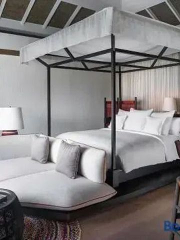 Zimmer mit Himmelbett und elegantem Design