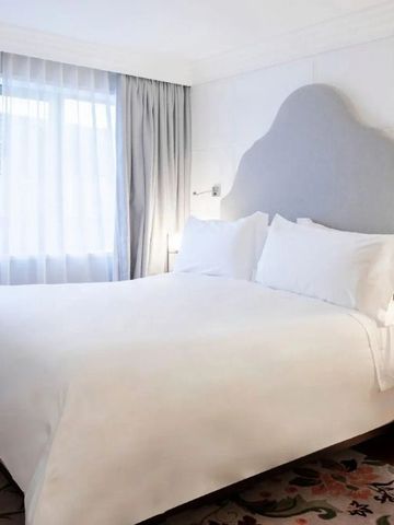 Modernes Doppelbettzimmer mit heller Einrichtung und großen Fenstern im InterContinental Porto