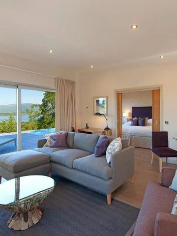 Luxuriöse Suite mit Meerblick und komfortabler Sitzecke