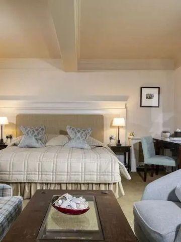 Elegantes Hotelzimmer mit großem Doppelbett und Sitzbereich