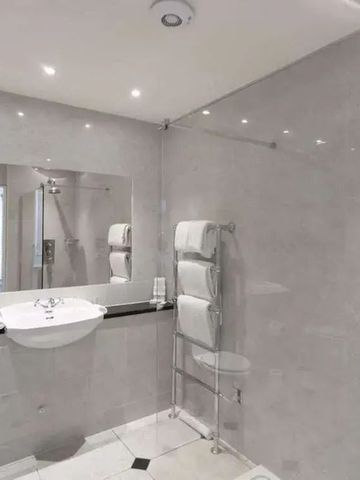 Modernes Badezimmer mit Dusche und Waschbecken