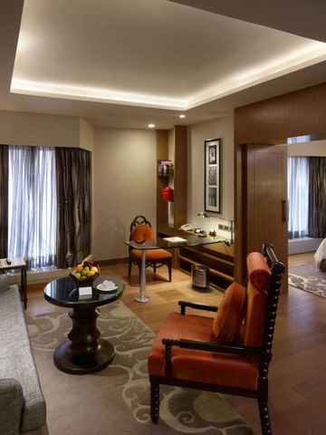 Geräumige Suite mit eleganter Einrichtung und stilvollen Möbeln