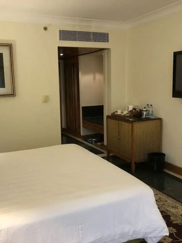 Elegantes Hotelzimmer mit großem Bett und modernem Dekor.