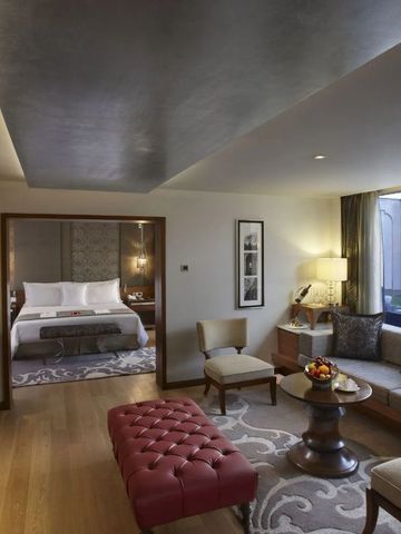 Luxuriöse Suite mit Sitzbereich und Blick auf einen privaten Pool.